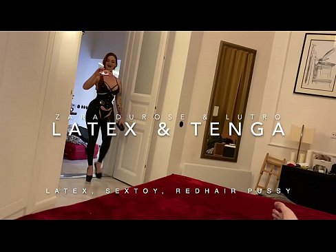 ❤️ Ngoanana e monyane ea nang le hlooho e khubelu ea apereng seaparo sa latex se kentsoeng ke ntate oa bobeli ️❤