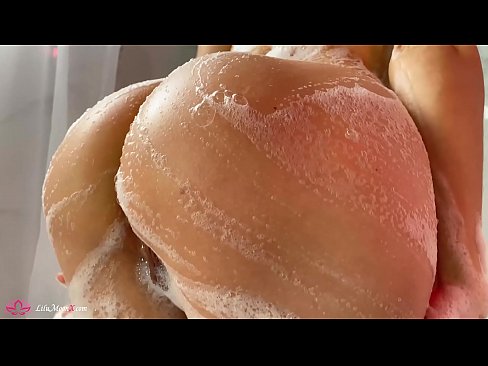 ❤️ Brunette o ipholla litho tsa botona kapa botšehali ho li khotsofatsa Pussy e nang le Vibrator ho ea ho Intense Orgasm in Shower ️❤