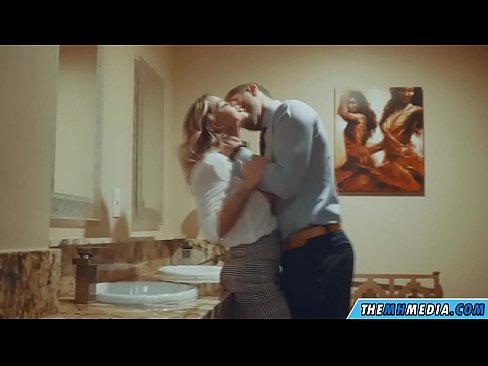❤️ Ha blonde e mahlahahlaha e u eka ka kamoreng ea ho phomola ea sechaba ️❤